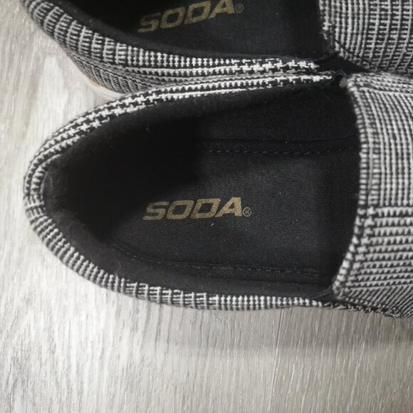 Soda Ladies Size 7 Black & White Plaid Slip On Sneakers - Picture 3 of 9